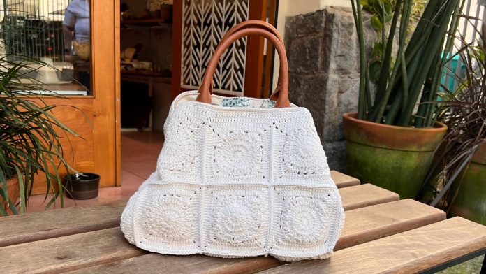 Produzida manualmente e em pequena escala, a bolsa Tarsilinha é uma das queridinhas do Empório das Lãs. Foto: Cristina Sasaki.