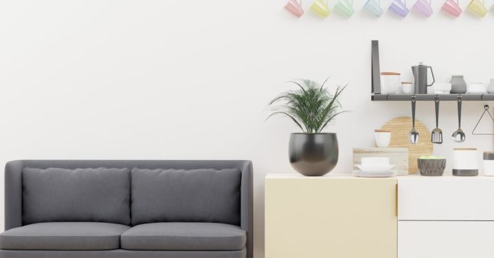 Ambiente com sofá cinza e estantes cheias de utensílios domésticos