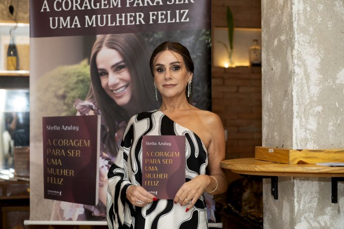 A partir de suas raízes marcadas pelo Holocausto, passando por sua ascensão no jornalismo até se tornar mentora de outras mulheres, Stella Azulay compartilha com sensibilidade os desafios, conquistas e recomeços de sua vida. Foto: Marcela Zegman