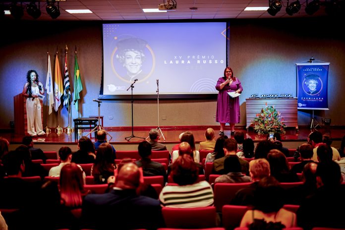  A presidenta do CRB-8, Ana Cláudia Martins, destacou a importância da premiação e das bibliotecas universitárias brasileiras. Foto: Equipe @andreianaomi