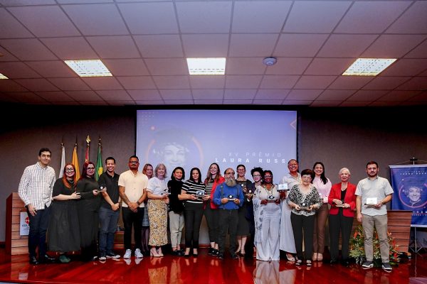 Vencedores e homenageados no Prêmio Laura Russo 2025. Foto: Equipe @andreianaomi