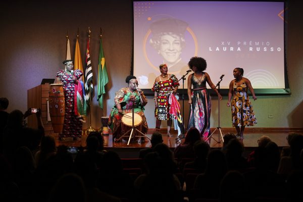 O Sarau LibertArte emocionou o público com canções tradicionais africanas e sul-americanas. Foto: Equipe @andreianaomi