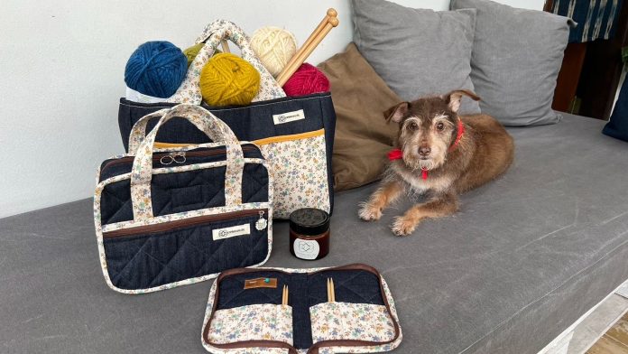 Bolsas em tecido do Empório das Lãs: praticidade e estilo para transportar trabalhos, agulhas e acessórios de tricô e crochê a qualquer lugar. Foto: Cristina Sasaki