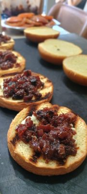 Gastronomia com hambúrguer artesanal e parrilla