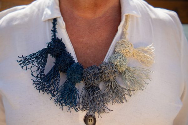 Colar feito com rede de pescar camarão, descartada pelo pescador, recortada em fio e trabalhada no crochê, em forma de conchinhas. Foto: Redeiras/Divulgação.
