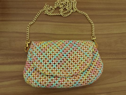 Clutch em bordado Labirinto no ponto chuvisco feita pela artesã Janaina Alves dos Santos, da Paraíba.