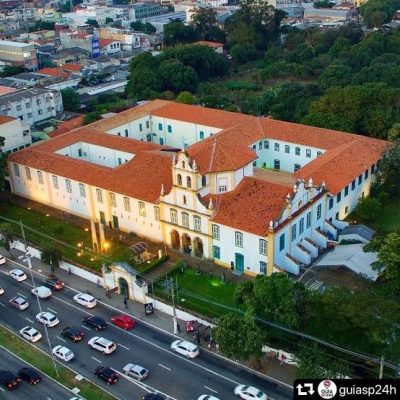 Entre instituições e consciência Entre instituições e consciência