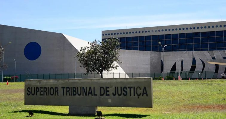 Entre instituições e consciência Entre instituições e consciência