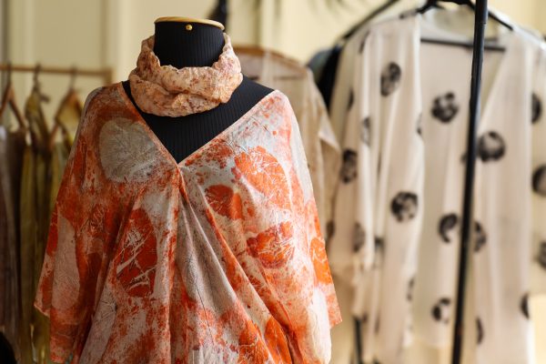 Antimateria: moda autoral em seda que surge do encontro entre arte, natureza e ancestralidade. Foto: Kalu produtora/Divulgação.