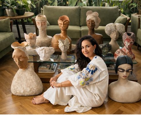 Da alta-costura à cerâmica, Karolina Moraes traz histórias de mulheres, moldadas em barro. Foto Divulgação.