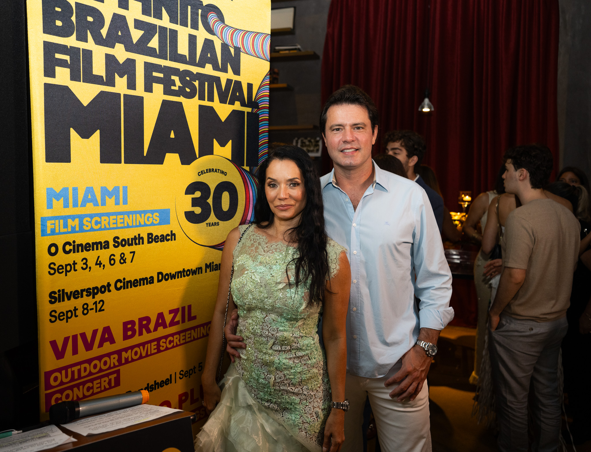 Mônica Carvalho emociona público em Miami e é aplaudida de pé em “Deixe-me Viver” Mônica Carvalho emociona público em Miami e é aplaudida de pé em “Deixe-me Viver”