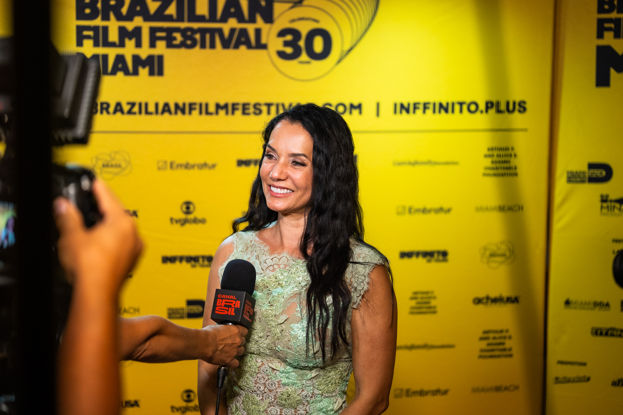 Mônica Carvalho emociona público em Miami e é aplaudida de pé em “Deixe-me Viver” Mônica Carvalho emociona público em Miami e é aplaudida de pé em “Deixe-me Viver”